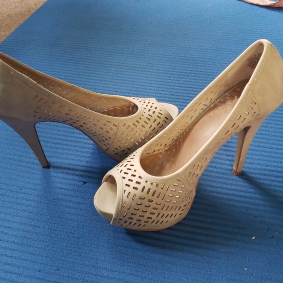 Cream color high heel shoes - Picture 3 of 4